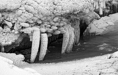 Rjukandefoss isklør svart-hvitt
